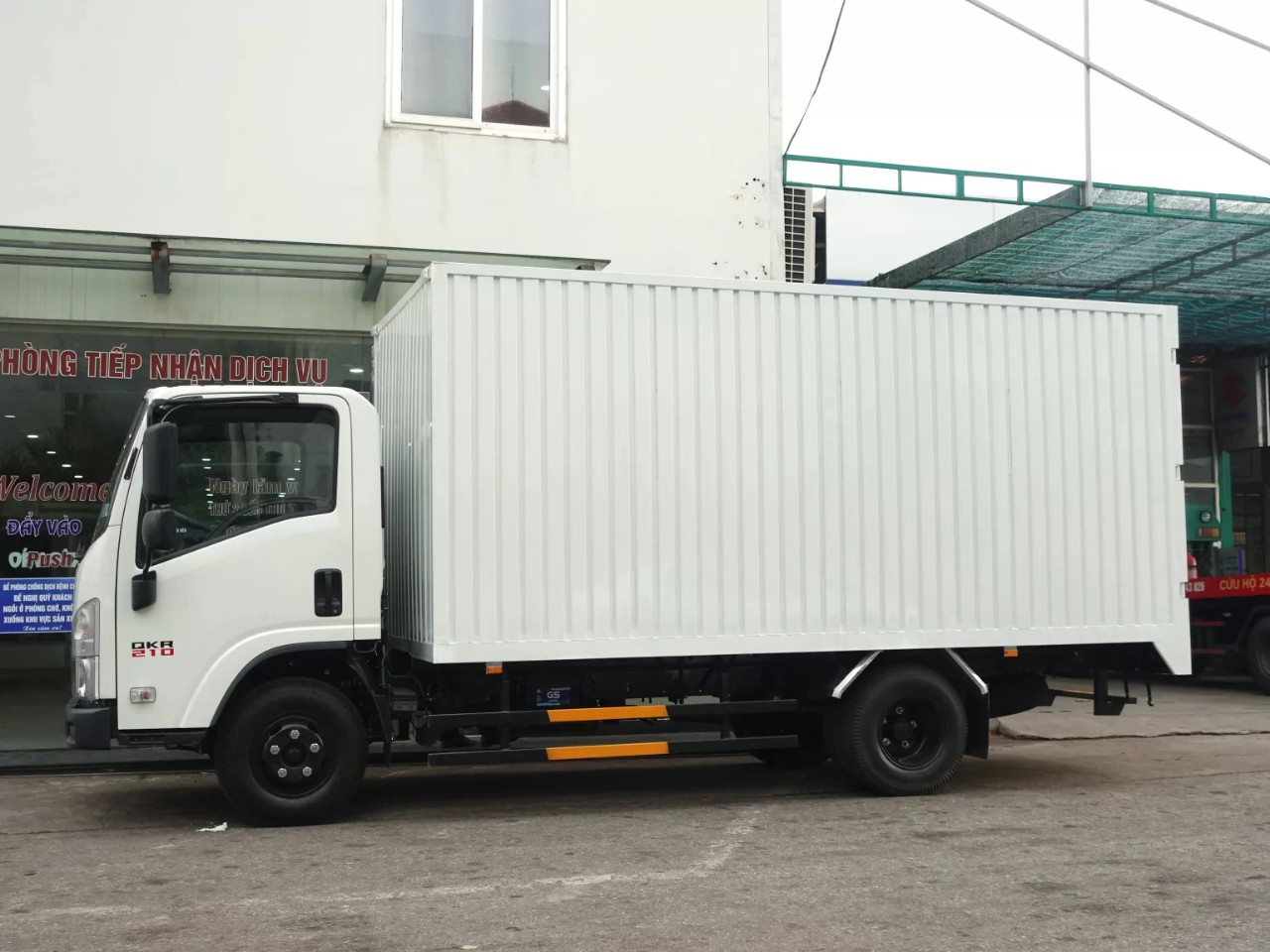 Xe Isuzu 2.3 tấn QKR210 Thùng Container